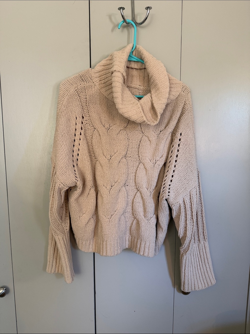 Cozy Cropped Cable Knit Turtleneck Sweater - Cream